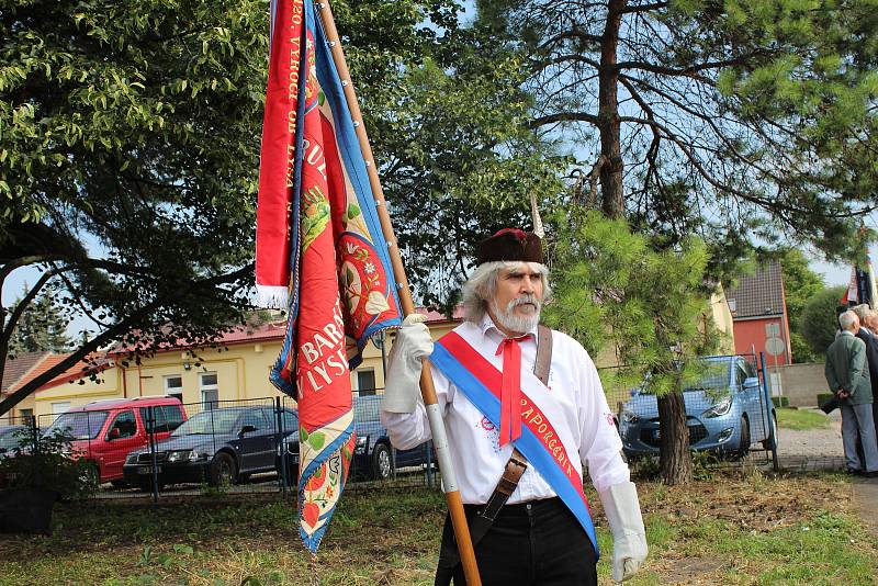 Legiovlak se třinácti vagóny, který byl postaven jako připomínka 100 let od těžkých časů československých legionářů v Rusku, stojí v těchto dnech na nádraží v Lysé nad Labem.