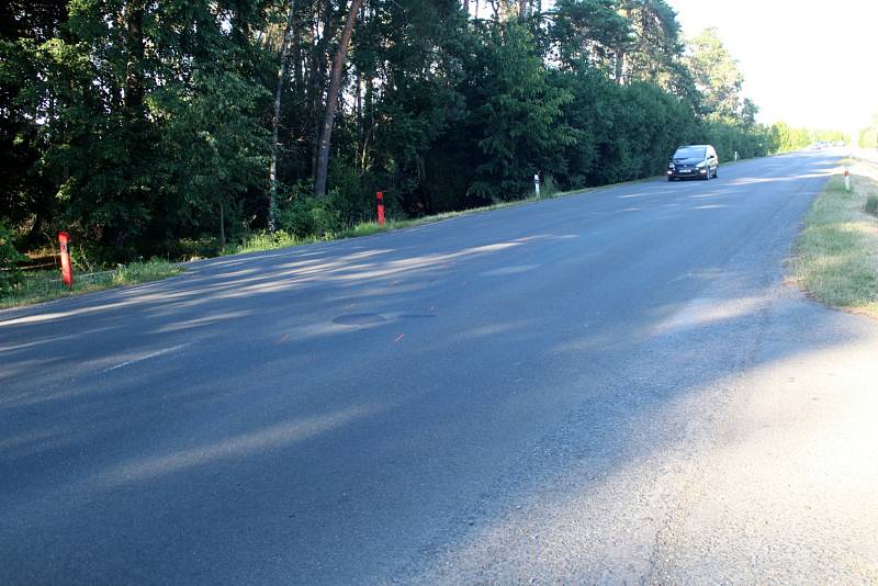 Místo, kde došlo ke střetu. Na silnici jsou ještě patrné stopy i nákresy vyšetřujících policistů.