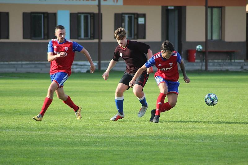 Z fotbalového utkání I.B třídy Městec Králové - Ostrá B (1:2)