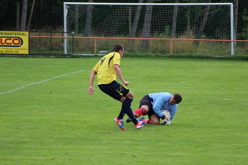 Z fotbalového utkání okresního přeboru Ostrá B - Pátek (2:2)