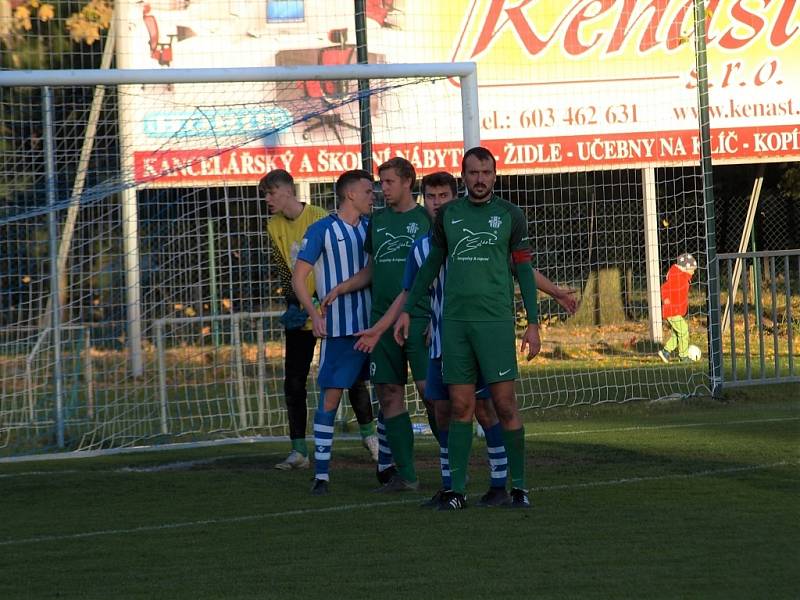 Z fotbalového utkání I.B třídy Pečky - Semice (1:2).