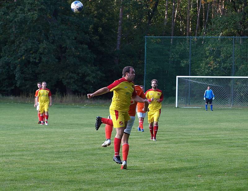 Z fotbalového utkání okresního přeboru Kostelní Lhota - Kovanice (0:2)