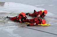 Více než 60 hasičů se prostřídalo na cvičení na nymburské Špičce.
