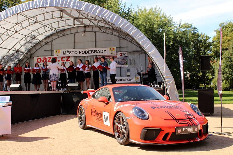 Finalistky Miss České republiky defilovaly v Poděbradech u lázeňské kolonády.