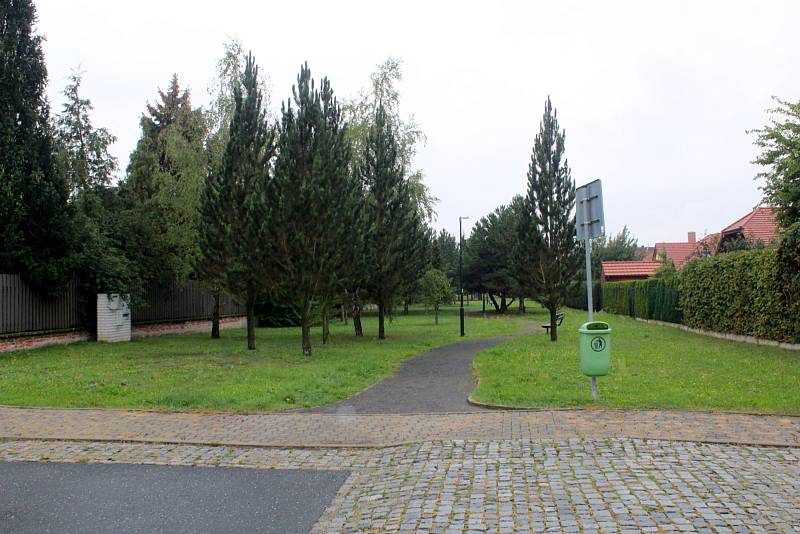 Drahelickou ulice Na Tržišti a park vedle zadního vchodu u hřbitova oživí výsadba listnatých stromů ještě letos.