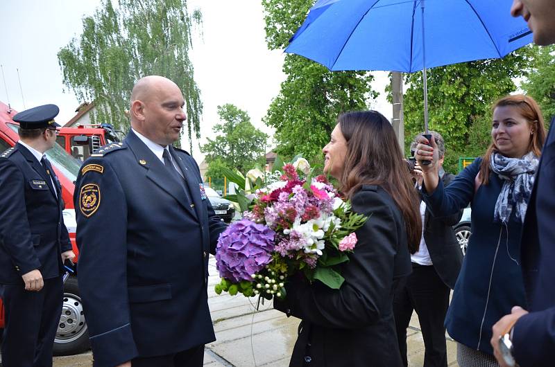 Ve středu 22. května poctily svou návštěvou ministryně financí Alena Schillerová a hejtmanka Středočeského kraje Jaroslava Pokorná Jermanová dobrovolné hasiče ve Velvarech.