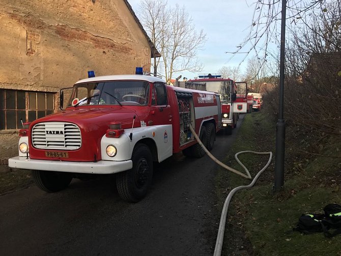 Jedenáct hasičských aut včetně výškové techniky se ve středu odpoledne sjelo k ohni ve vsi Lensedly nedaleko Ondřejova na Praze-východ, která je součástí obce Kaliště. Dvě hodiny po poledni tam byli hasiči přivoláni k požáru truhlářské dílny.