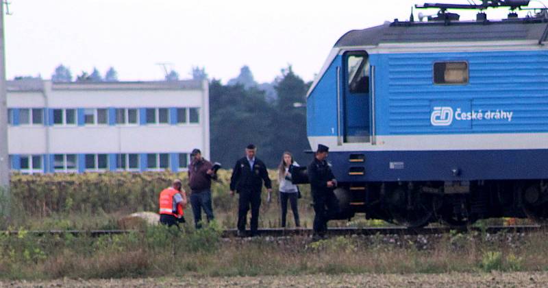 Tragická nehoda se stala na polním přejezdu mezi Nymburkem a Hořátví.