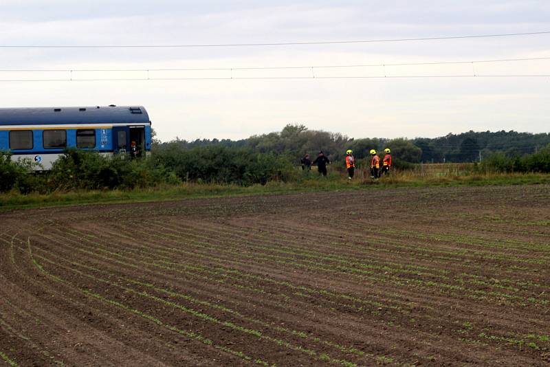 Tragická nehoda se stala na polním přejezdu mezi Nymburkem a Hořátví.