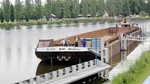 Velká nákladní loď, která v úterý 29. června 2021 převeze střední část lávky nad řeku, už kotví v Nymburce.