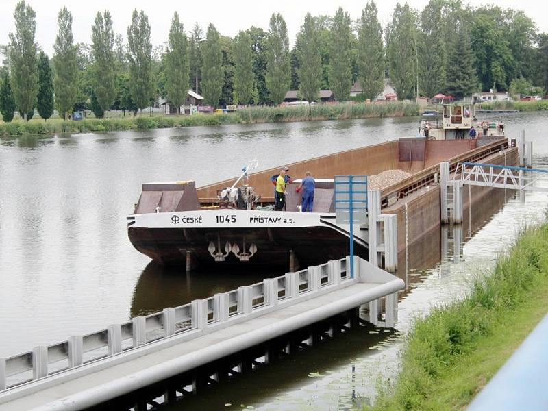 Velká nákladní loď, která v úterý 29. června 2021 převeze střední část lávky nad řeku, už kotví v Nymburce.