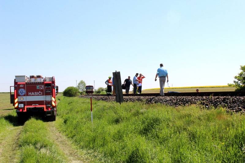 Tragédie se stala v pátek po deváté hodině ráno zhruba 300 metrů od železničního přejezdu ve Všechlapech. Osobní vlak směřující z Nymburka do Městce Králové usmrtil dvaasedmdesátiletou ženu.