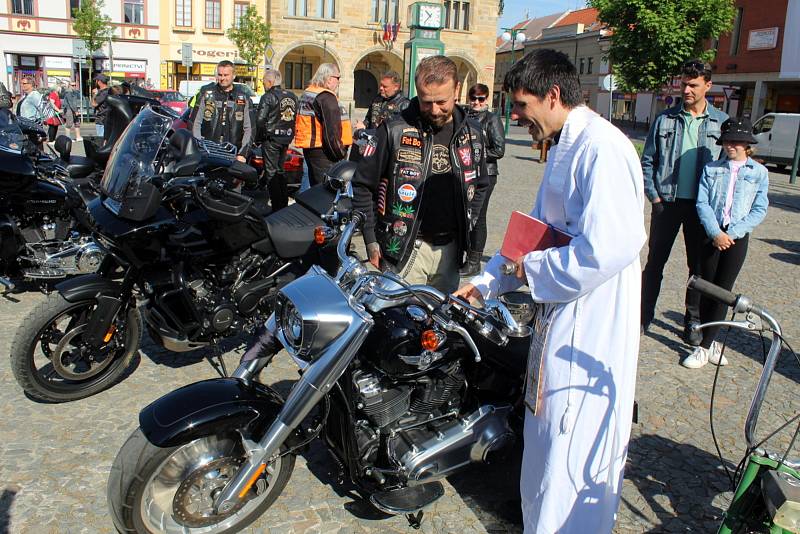 Za start letošní První míle si královéhradecký H.O.G Chapter klub sdružující majitele nablýskaných harlejů vybral nymburské náměstí.