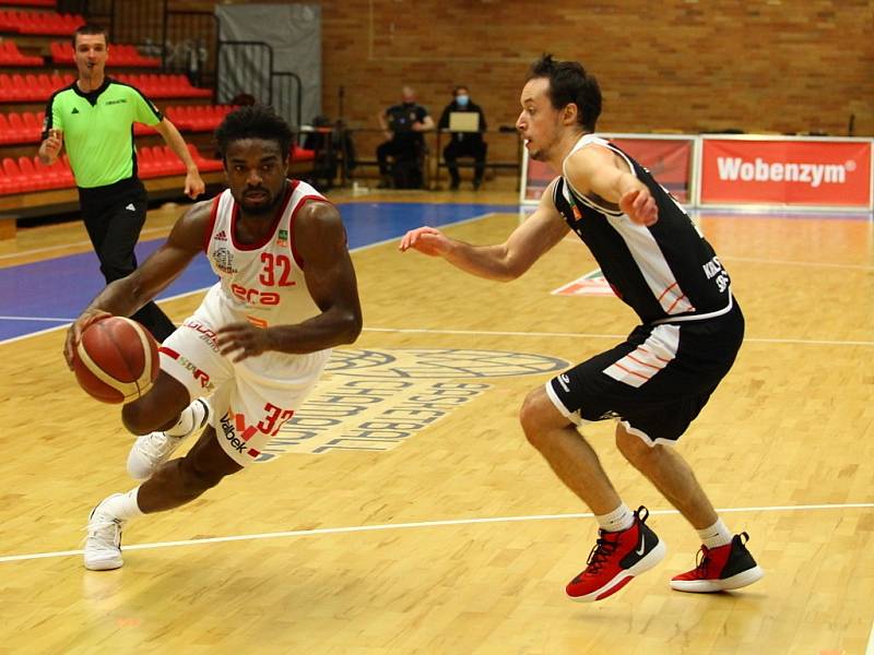 Z basketbalového utkání Kooperativa NBL Nymburk - Hradec Králové