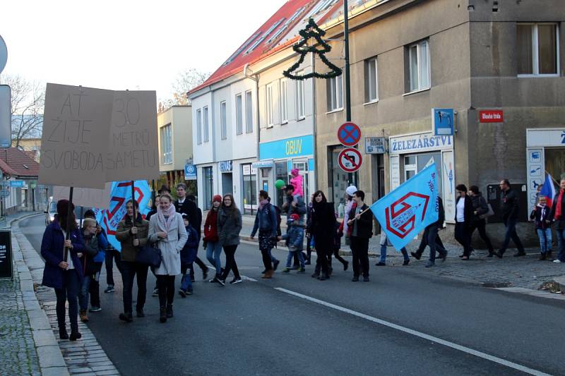 V Nymburce vyvrcholily oslavy 30. výročí Sametové revoluce v neděli odpoledne průvodem a shromážděním na náměstí.