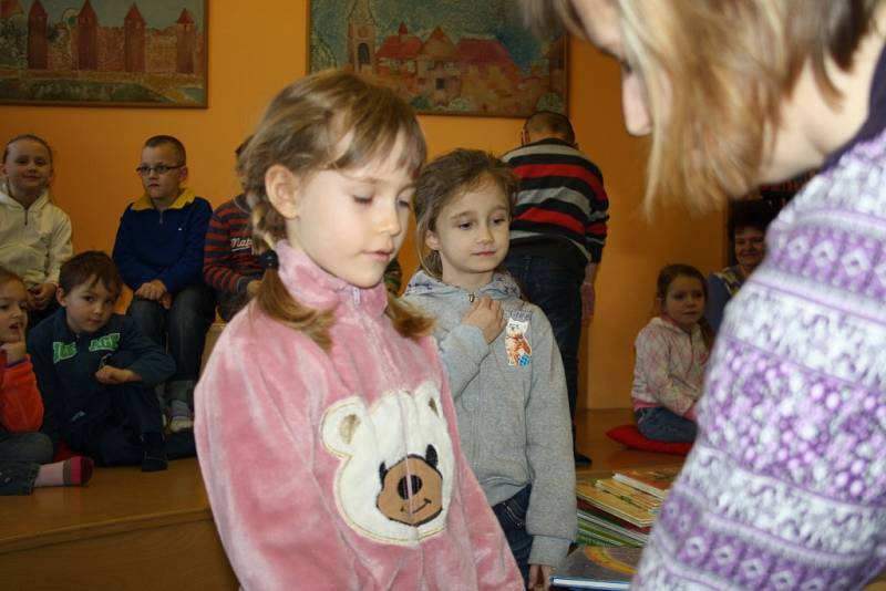Předškoláci se v nymburské knihovně naučili, jak zacházet s knížkami