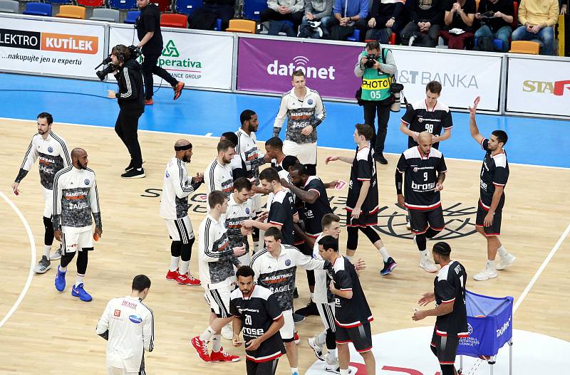 Basketbalisté Nymburka (v bílém) prohráli další zápas Ligy mistrů s Bambergem 78:84.