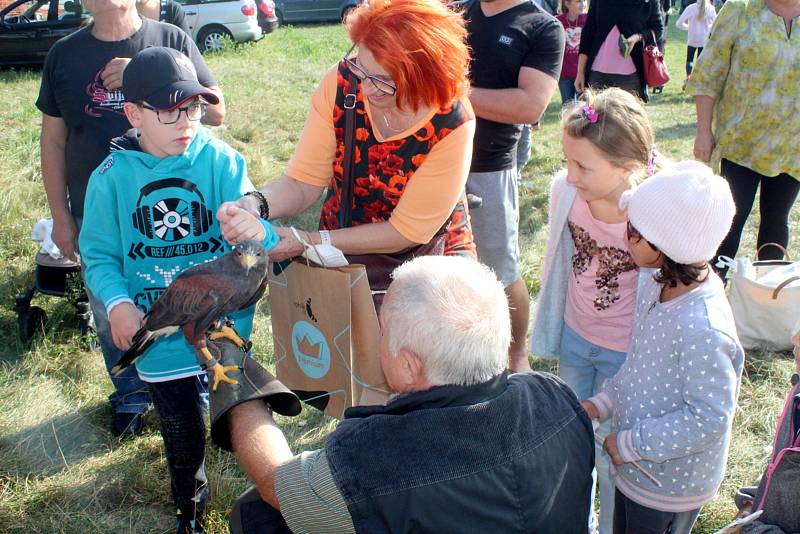 Z podzimní slavnosti v Krchlebech spojené s ukázkami lidových řemesel.