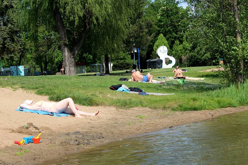 Na jezeře se zatím lidé koupou na vlastní nebezpečí. V areálu probíhají ještě poslední práce před začátkem sezóny.