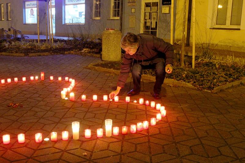 V Městci Králové zapálili svíčky ve tvaru srdce.