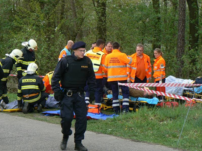 Cvičení simulující nehodu autobusu převážejícího vězně