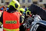Z krajské soutěže profesionálních hasičů ve vyprošťování zraněných osob z havarovaných vozidel v Poděbradech.
