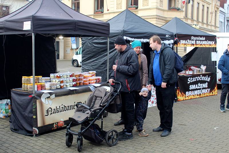 První adventní trhy v našem regionu začaly v sobotu dopoledne na Jiřího náměstí v Poděbradech.