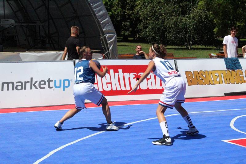 Mezinárodní turnaj v basketu tři na tři se hrál na poděbradské kolonádě.