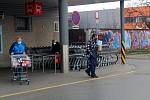 Ranní dvouhodinovku využívali senioři k nakupování ve všech nymburských supermarketech.