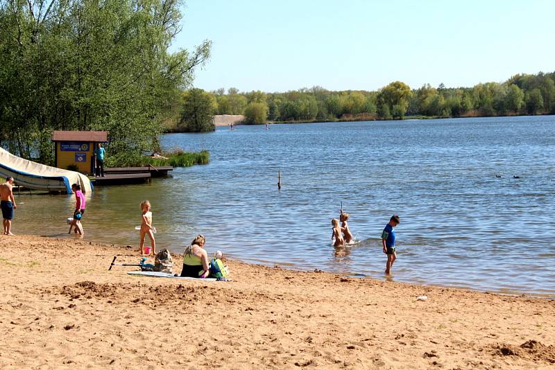 Poděbradské Jezero se letos poprvé alespoň částečně zaplnilo návštěvníky.