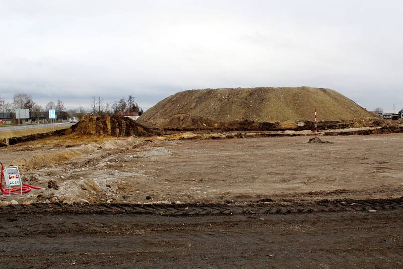 Pozemky, na kterých autocentrum vyroste. Hotové by mělo být v lednu 2024.