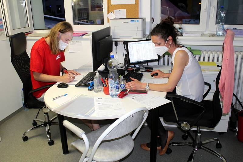 Administrativní centrum městecké akce, vpravo Lucie Drobík Kolářová.