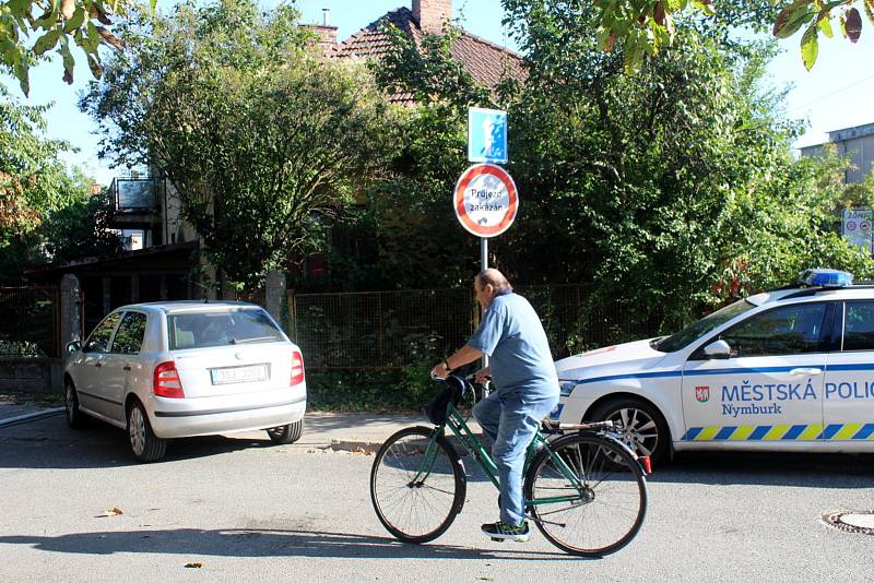 K požáru rodinného domu na rohu ulic Za Drahou a Potoční vyjeli hasiči z Nymburka časně ráno. Po uhašení plamenů bohužel objevili ohořelé lidské tělo.