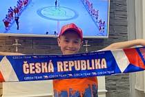 Mistrovství světa v ledním hokeji sleduje i devítiletý Tobiáš, který s plným nasazením fandí našim hokejistům.