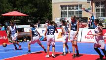 Mezinárodní turnaj v basketu tři na tři se hrál na poděbradské kolonádě.