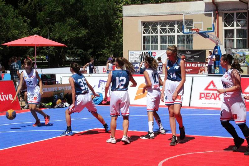 Mezinárodní turnaj v basketu tři na tři se hrál na poděbradské kolonádě.