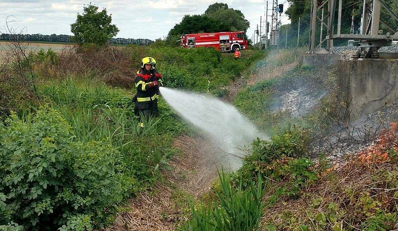 Také nymburští drážní hasiči likvidovali požár u kolejiště.