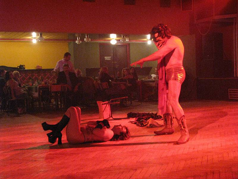 Ny nymburském erotickém plese potěšil striptýz i travesty show