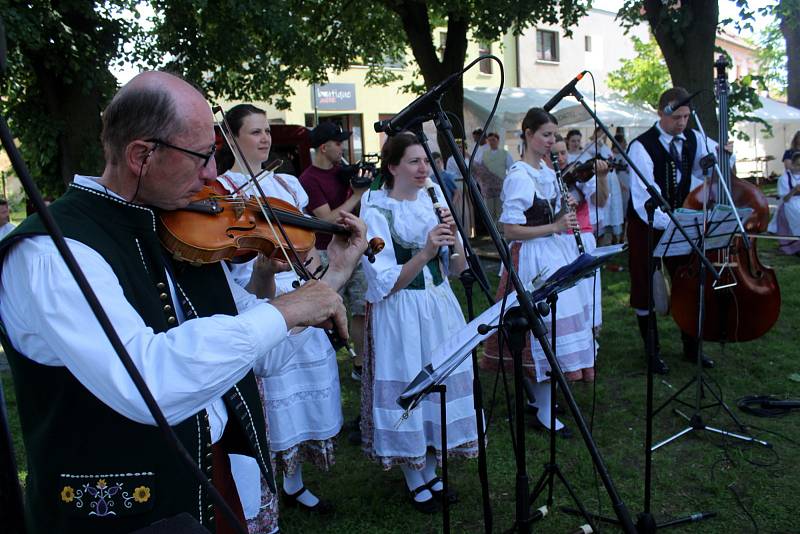 Folklorní festival se letos uskutečnil pod vodárenskou věží v Nymburce.