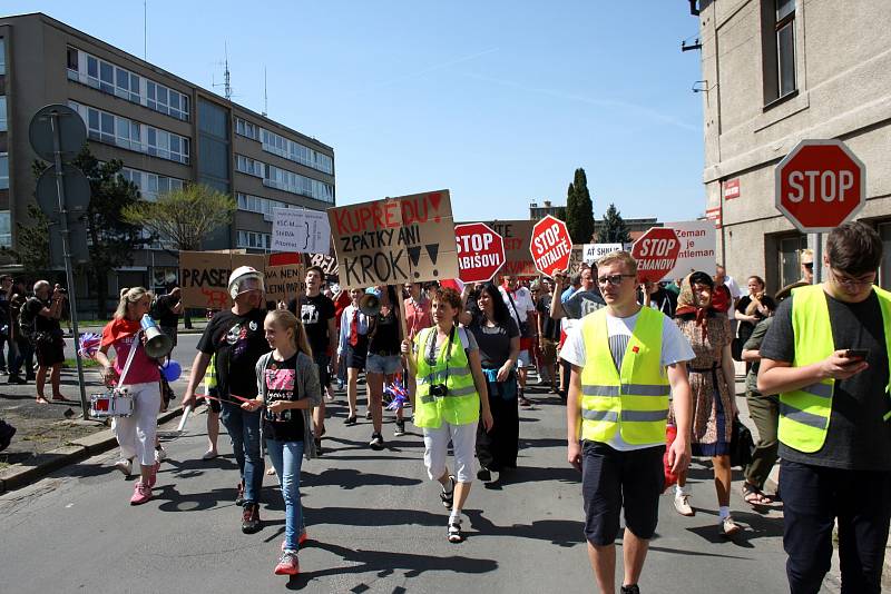 Protesty v Nymburce při jednání sjezdu komunistů a maškarní průvod.