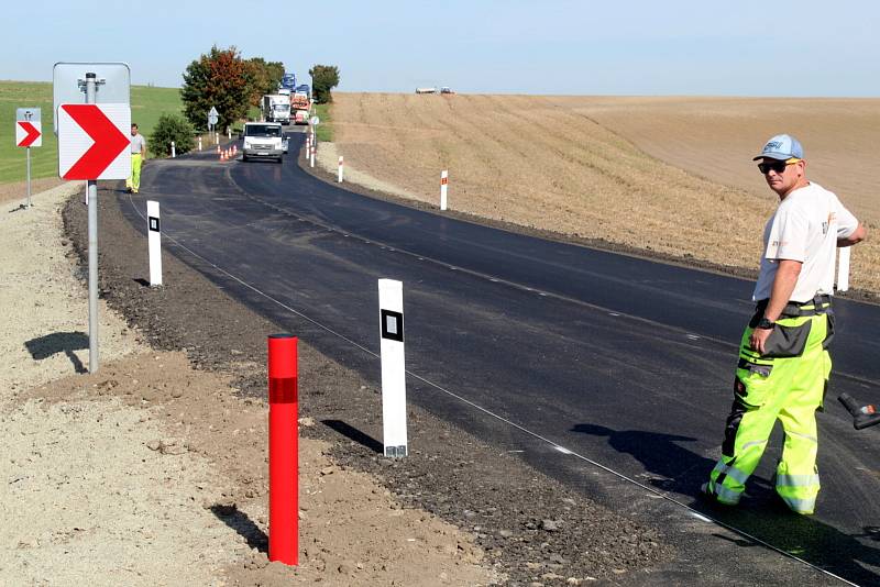 Silničářské práce před úplným obousměrným otevřením jiřické zatáčky.