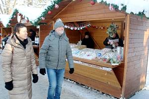 Poděbradské adventní trhy nabízejí kromě stánků s dárky i občerstvení.