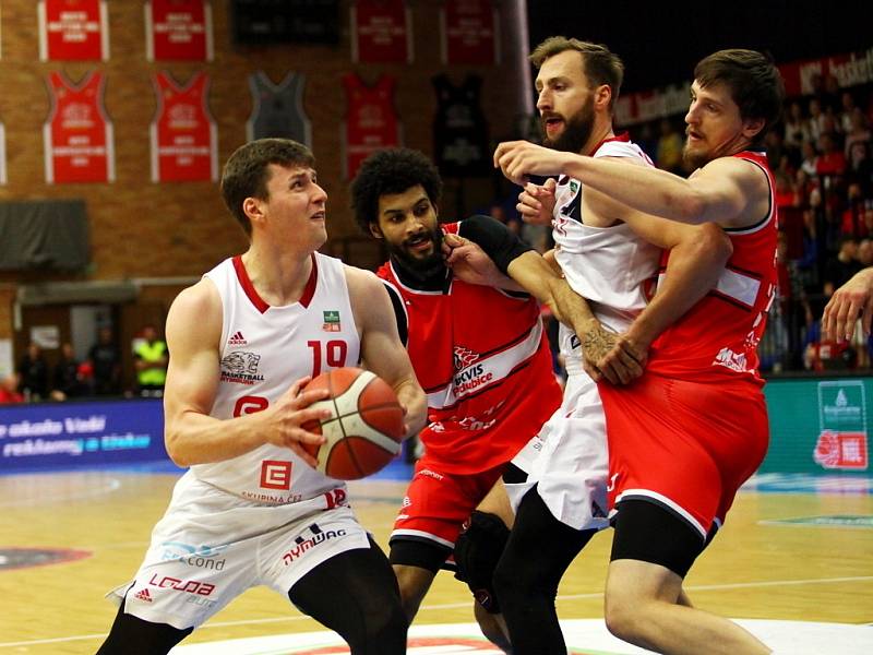 Z basketbalového utkání Kooperativa NBL o bronz Nymburk - Pardubice (93:75)