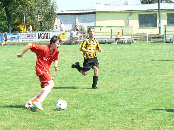 Mladší dorost Polabanu Nymburk (ve žlutočerném) porazil poděbradskou Bohemii 2:0.