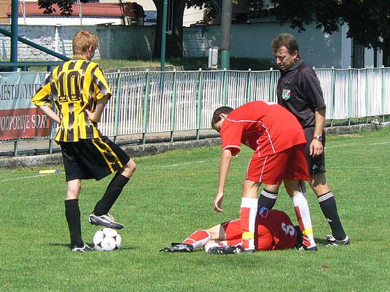 Mladší dorost Polabanu Nymburk (ve žlutočerném) porazil poděbradskou Bohemii 2:0.