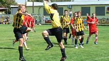 Mladší dorost Polabanu Nymburk (ve žlutočerném) porazil poděbradskou Bohemii 2:0.