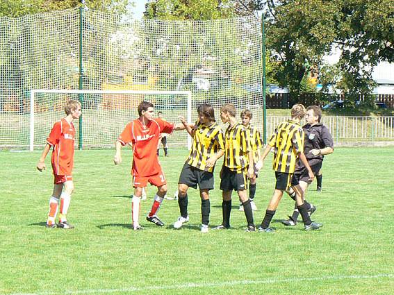 Mladší dorost Polabanu Nymburk (ve žlutočerném) porazil poděbradskou Bohemii 2:0.