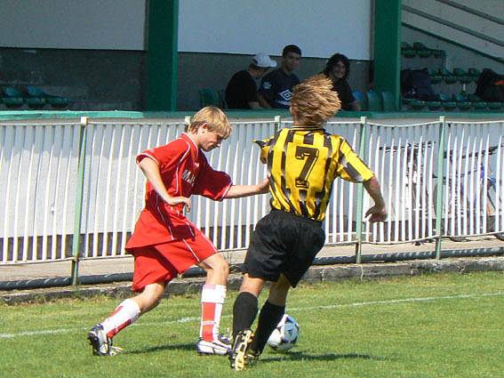 Mladší dorost Polabanu Nymburk (ve žlutočerném) porazil poděbradskou Bohemii 2:0.