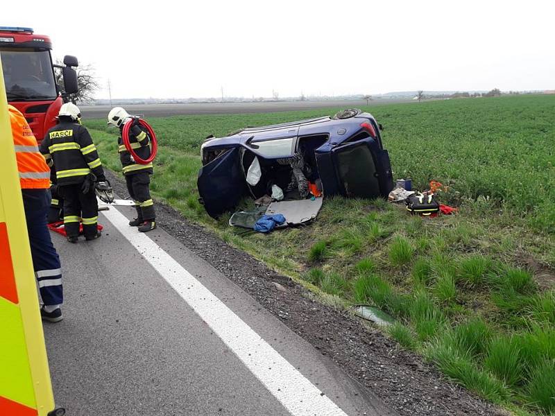 K dopravní nehodě osobního automobilu a nákladního vozidla došlo na silnici z Okřínku směrem na Senice.