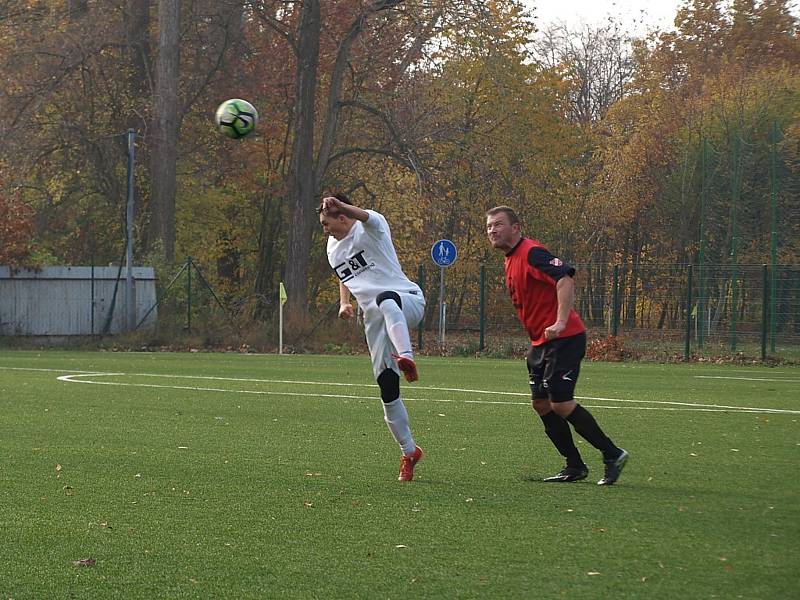 Fotbalisté rezervy poděbradské Bohemie (v bílém) hráli na svém hřišti nerozhodně 2:2 s týmem Kostomlat.